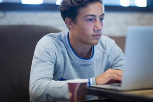 Cyberbullismo, cos'è e come combatterlo | Allianz Global Assistance